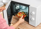 Proibidões do micro-ondas: 7 alimentos que você não deve aquecer nele